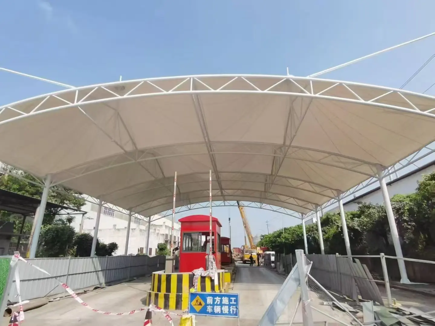 【贵州紫云雨棚】怎么选择【源头工厂】:解决雨棚建造盲目选择的选型标准